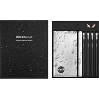 Фото Подарочный набор Moleskine NASA 2 клипсы + Записная книжка средняя NASA + 4 карандаша Blackwings 8056999277543